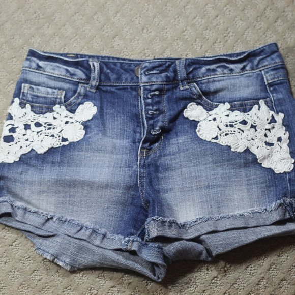 MUDD Denim and Lace Button Fly Shorts Size 7 - Picture 1 of 2